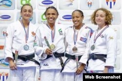 Angélica Delgado (d), medalla de bronce en el Panamericano de La Habana.