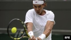 El tenista español Rafael Nadal devuelve la bola al belga Steve Darcis.