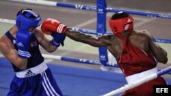 El cubano Arisnoide Despaigne (d) se enfrenta al boxeador de Mongolia Byamba Tuvshinbat (i), en la división de 69 Kg, en la final del XLIII Torneo Internacional de Boxeo Giraldo Córdova Cardín, en La Habana (Cuba).