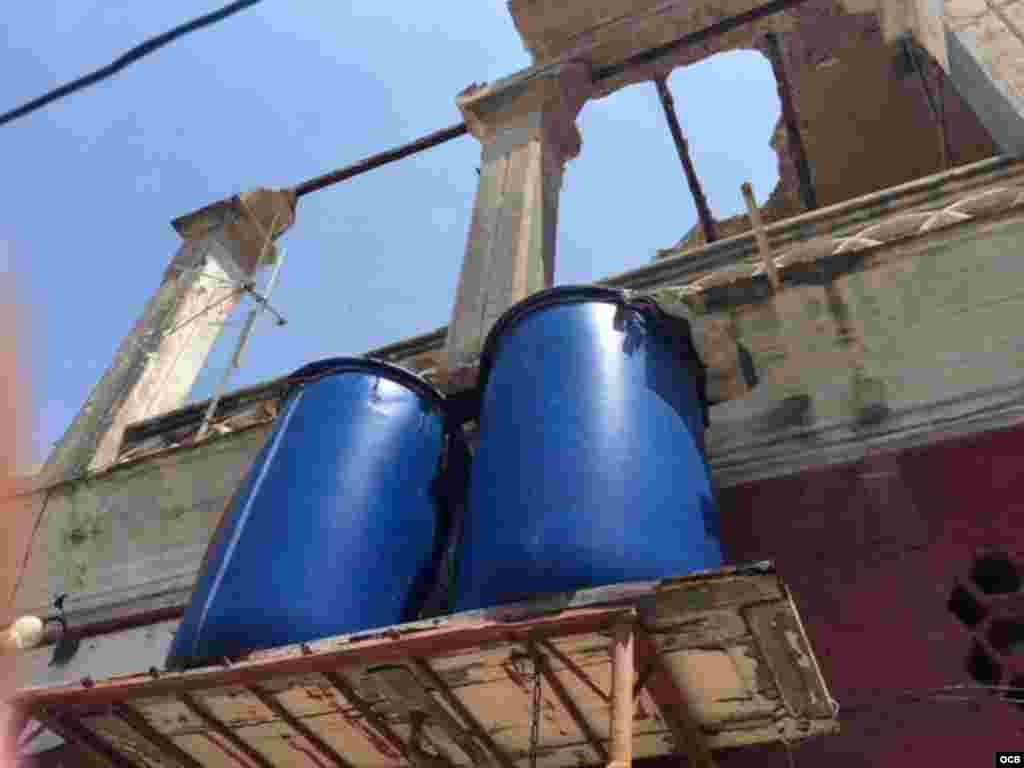 Dos envases de agua en el Vedado.