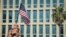Una bandera de EEUU frente al edificio de la embajada de EEUU en La Habana en 2015.