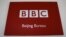 Una placa con el logo de la BBC se observa en la entrada del buró de dicho canal en Beijing, China. [Foto de archivo].