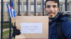 Leo Juvier-Hendrickx, portavoz de BelgoCuba, muestra el sobre con la carta dirigida al Parlamento de Bélgica.