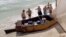 Un grupo de 14 inmigrantes cubanos llega a Miami Beach en una balsa. EFE.