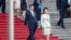 El presidente chino, Xi Jinping (c), y su esposa Peng Liyuan