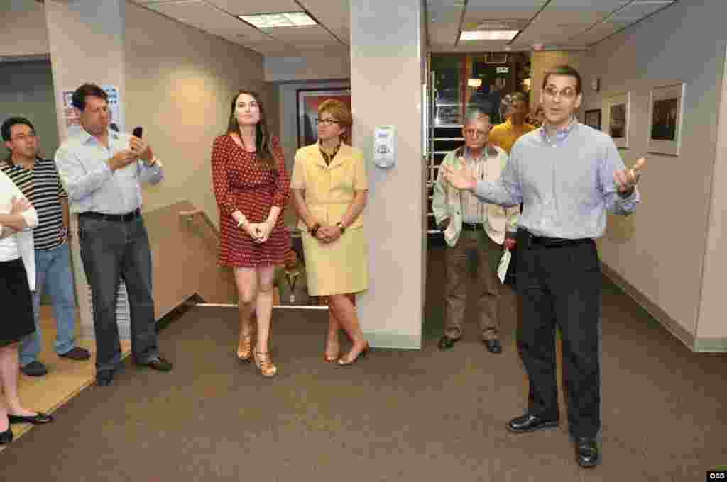 Ailer Gonz&aacute;lez y Antonio Rodiles visitan martinoticias comparten impresiones con el personal de Marti Noticias.