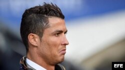 El delantero portugués del Real Madrid Cristiano Ronaldo se sienta en el banquillo del estadio Etihad antes del comienzo del partido de ida de la semifinal de la Liga de Campeones. 