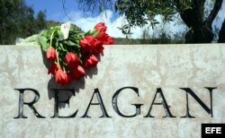 Flores en honor a Nancy Reagan a la entrada de la Biblioteca Presidencial Ronald Reagan.