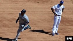 Robinson Canó corre las bases tras conectar un cuadrangular.