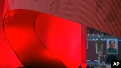 Un lazo rojo gigante en la Plaza de Tiananmen. AP Photo/Andy Wong