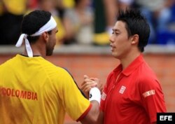 Kei Nishikori (d) estrecha la mano de Alejandro Falla.