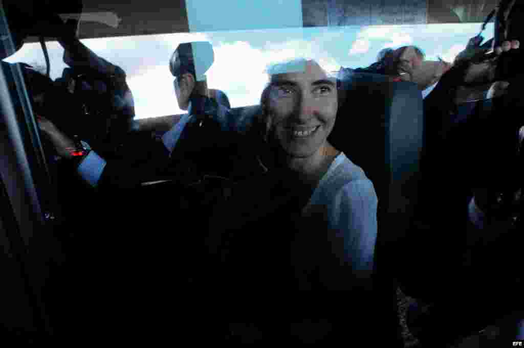 La disidente cubana Yoani S&aacute;nchez llega hoy, mi&eacute;rcoles 20 de febrero de 2013, a la sede de la C&aacute;mara de Diputados, en Brasilia (Brasil).