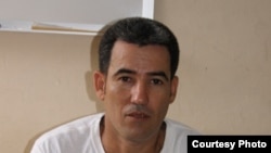 El presidente de Estados Unidos, Barack Obama, juró hoy oficialmente el cargo para un segundo mandato que concluirá en enero de 2017 en una breve ceremonia en el Salón Azul de la Casa Blanca acompañado de su mujer, Michelle, y sus dos hijas.