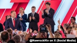 El presidente electo de Polonia, Karol Nawrocki, se dirige a sus seguidores, el 1 de junio del 2025.