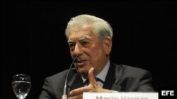 El escritor peruano Mario Vargas Llosa habla durante la disertación "Cultura y Democracia en el mundo actual" en Rosario (Argentina).