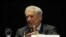 El escritor peruano Mario Vargas Llosa habla durante la disertación "Cultura y Democracia en el mundo actual" en Rosario (Argentina).