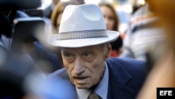 Foto de archivo tomada el 24 de septiembre de 2014 del teniente coronel retirado rumano Alexandru Visinescu (c), excomandante de la prisión comunista de Ramnicu Sarat.