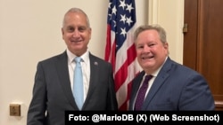 El congresista cubanoamericano Mario Díaz-Balart junto al encargado de Negocios de la embajada de Estados Unidos en La Habana, Mike Hammer.
