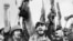 Fidel Castro y un grupo de rebeldes celebran el triunfo.