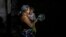 Una madre con su hija en brazos protesta golpeando una cazuela en medio del apagón general, en La Habana, el domingo 20 de octubre de 2024. (Foto AP/Ramon Espinosa)