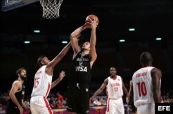 El jugador Marcos Delia (c) de Argentina lanza sobre Yoan Haití (i) de Cuba.