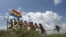 Un grupo de hombres posa con la bandera del movimiento gay en una playa de Cuba.