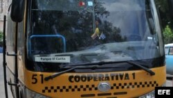 Un ómnibus de una cooperativa de taxis colectivos en La Habana (Cuba). 