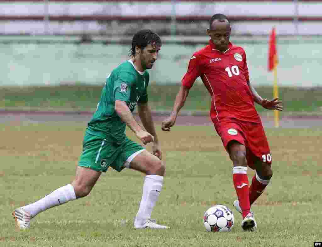 El jugador del Cosmos Raúl González (i) disputa el balón con el cubano Ariel Pedro Martínez (d).