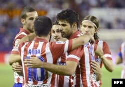 El delantero brasileño del Atlético de Madrid, Diego Costa (2d), celebra su gol, segundo del equipo, contra el Real Valladolid.