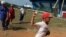 Todo niño cubano sueña con tener un guante y un bate para jugar pelota.