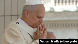 El Papa León XIV recibió el Anillo del Pescador en la misa inaugural de su pontificado, en la Plaza de San Pedro, en el Vaticano. (Captura de video/Vatican Media)