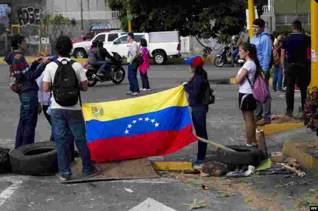 Un grupo de personas se congrega durante una protesta de la oposición venezolana hoy, lunes 16 de febrero de 2014, en el sector El Cafetal en Caracas.