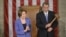 El legislador republicano John Boehner (d), sostiene el mazo del presidente de la Cámara junto a la líder de la minoría en el Parlamento, Nancy Pelosi, el 3 de enero de 2013. 