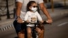 Un padre lleva a su hija en bicicleta por una calle de La Habana. (AP/Ramón Espinosa)