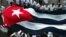 Estudiantes de medicina sostienen una bandera cubana durante una marcha en La Habana. Foto archivo.