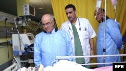 El ministro de Energía de Argelia, Youcef Yousfi, habla con uno de los rehenes extranjeros liberados en la planta de gas de In Amena, en manos de un grupo terrorista. 