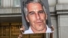 Una joven denuncia a Jeffrey Epstein el 8 de julio de 2019 frente al tribunal en Nueva York