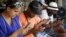 Un grupo de jóvenes navegan por la internet en sus dispositivos móviles hoy, viernes 3 de julio del 2015, en una de las zonas habilitadas con Wifi en La Habana (Cuba). 