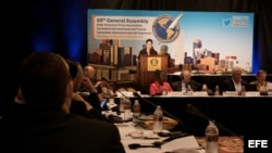 La bloguera y activista cubana, Yoani Sánchez (c), habla sobre los desafíos del periodismo independiente en Cuba, domingo 20 de octubre de 2013, durante una sesión de la Asamblea General de la Sociedad Interamericana de Prensa (SIP) en Denver (Estados Uni