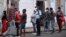 Cubanos compran comida en La Habana en medio de severa crisis de alimentos y medicinas.