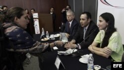  Yoani Sánchez (d) es interrumpida por simpatizantes del gobierno cubano durante una charla en el Senado mexicano. 