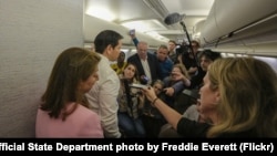 El secretario de Estado Marco Rubio habla con la prensa en su avión de regreso de su viaje a Jamaica, Guyana y Surinam, el 27 de marzo de 2025. (Foto oficial del Departamento de Estado por Freddie Everett)