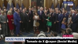 Los congresistas republicanos celebran la aprobación del One, Big, Beautiful, Bill. 