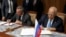 El vicepresidente cubano Ricardo Cabrisas Ruiz (d) y el vicepresidente de Rusia, Dmitry O. Rogozyn(i), firman los acuerdos.