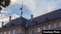 Calzoncillos gigantes rojos en el Castillo de Praga.
