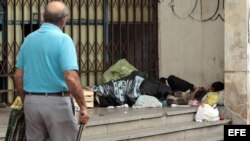 Dos niños duermen en una calle de Asunción.