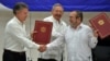 Juan Manuel Santos, Timoleon Jiménez, "Timochenko" junto a Raúl Castro tras firmar el acuerdo de Paz en La Habana. ADALBERTO ROQUE / AFP