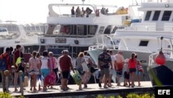 Turistas se aprestan a abandonar la península del Sinaí. EFE