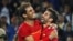 Rafael Nadal (iz) y Marc López celebran la medalla de oro ganada en la final de tenis de dobles masculino en los Juegos Olímpicos de Brasil 2016.