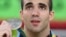 Danell Leyva muestra la medalla de plata que ganó hoy en el evento de barras paralelas en Río 2016